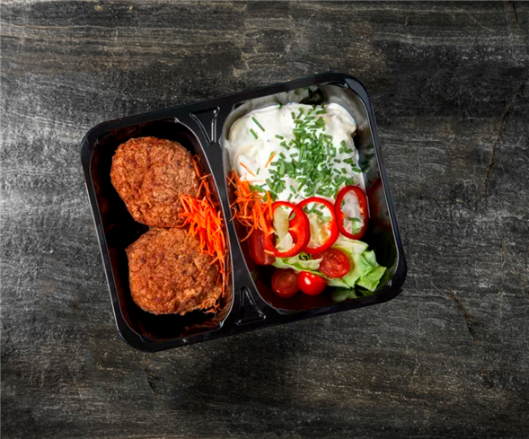 Kartoffelsalat og 2 frikadeller